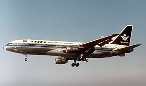 Archivo:HZ-AHK L-1011 Tristar, Heathrow 1979