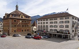 Hauptplatz in Schwyz mit Rathaus und Wysses Rössli.jpg