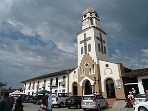 Archivo:Iglesia de Salento - Plaza Principal - panoramio (1)