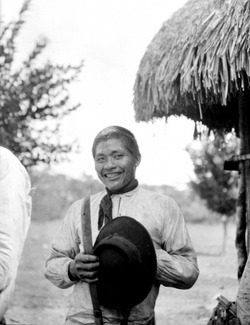 Indian med hatt. Lokal, Missionsstn. Cavinas, nära R. Beni, Bolivia. Stam, Cavina. Cavinas - SMVK - 005016.tif