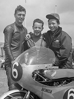 Archivo:Jim Redman, Luigi Taveri, Kunimitsi Takahashi (1963)