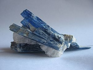 Archivo:Kyanite crystals