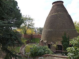La Tinaja (Escuela de Cerámica), La Tinaja, vista desde la escuela, Madrid, España, 2015 06.JPG