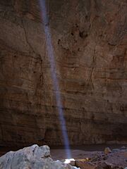 Archivo:Majlis al Jinn - Descending into cave