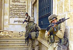 Archivo:Marines in Saddams palace DM-SD-04-12222