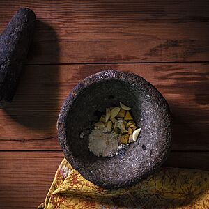 Archivo:Masala in a grinding stone