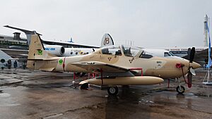 Archivo:Mauritania AF Embraer A-29B Super Tucano 5T-MAW PAS 2013 02
