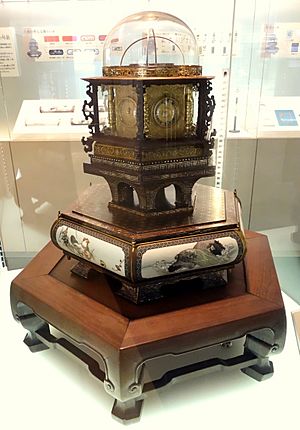 Archivo:Myriad-Year Clock, made by Hisashige Tanaka, 1851, with western and Japanese dials, weekly, monthly, and zodiac setting, plus sun and moon - National Museum of Nature and Science, Tokyo - DSC07407