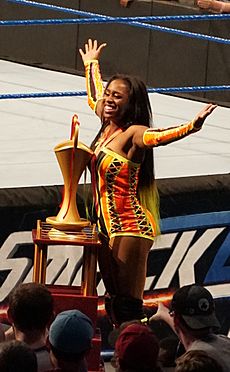 Archivo:Naomi with WrestleMania trophy (cropped)
