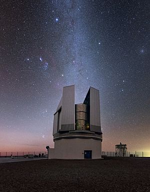 Archivo:Orion Watches over Paranal - potw2009a