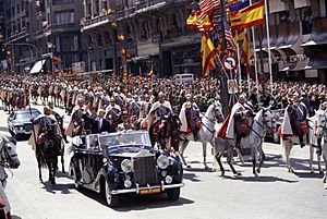 Archivo:President Gerald R. Ford and Generalissimo Francisco Franco Riding in a Ceremonial Parade in Madrid, Spain - NARA - 23869171