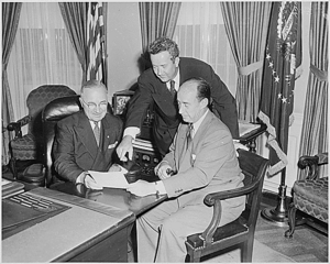 Archivo:President Harry Truman, Adlai Stevenson, and John Sparkman2