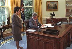 Archivo:President William J. Clinton Signing the Immunization Proclamation