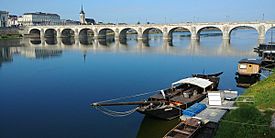 Archivo:Puente Cessart sobre el rio Loira en Saumur
