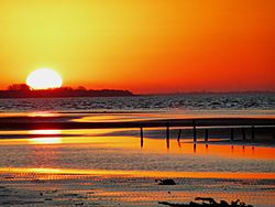 Archivo:Puesta de sol en Punta Lara