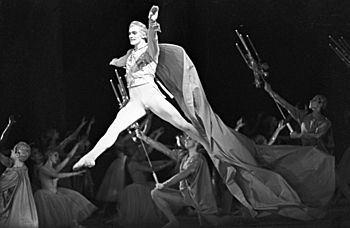 Archivo:RIAN archive 709789 Vladimir Vasilyev in scene from Pyotr Tchaikovsky's ballet The Nutcracker