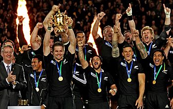 Archivo:RWC 2011 final FRA - NZL McCaw with Ellis Cup