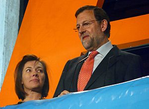 Archivo:Rajoy y su mujer, Elvira Fernandez, en la terraza de la sede del PP en la calle Genova la noche del 9 de marzo de 2008