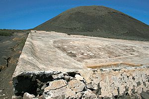 Archivo:Regenwassersammler Acogida am Monte Corona Lanzarote