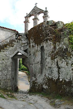 Archivo:S. Pedro de Rocas, escaleiras e espadana
