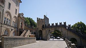 Archivo:SanMariono-Torre Porta-Via Donna Felicissima-02