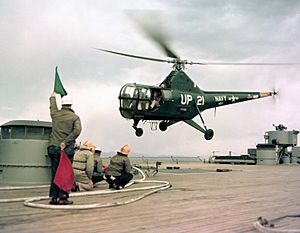 Archivo:Sikorsky HO3S-1 of HU-1 takes off from USS New Jersey (BB-62) off Korea on 14 April 1953 (80-G-K-16320)