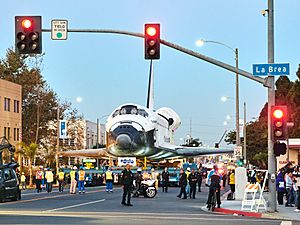 Archivo:Space Shuttle Endeavour in Los Angeles - 2012 (37919560104)