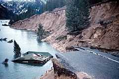 Archivo:State Highway 287 slumped into Hebgen Lake