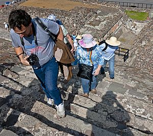 Archivo:Tourists climbing lower stairs of Pyramid of the Sun at Teotihuacan