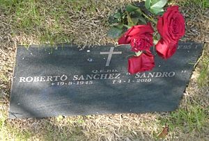 Archivo:Tumba de Sandro en el Cementerio Gloriam Jardín de Paz (Burzaco, Buenos Aires).