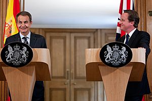 Archivo:UK Prime Minister David Cameron with Zapatero in July of 2011