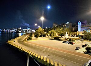 Archivo:Vista nocturna del puerto del Pireo