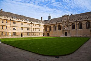 Archivo:Wadham College Front Quad October 2009