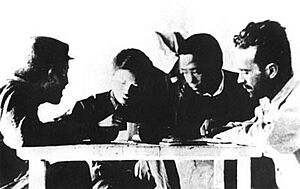 Archivo:XuTeli, Edgar Snow & Huang Hua 1936