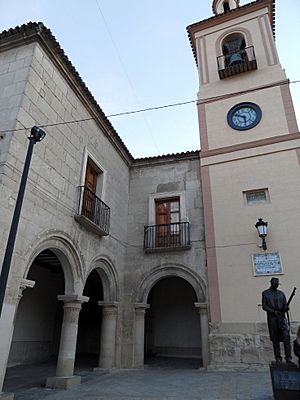 Archivo:Yecla. Antiguo pósito y torre del Reloj