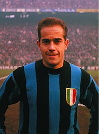 Archivo:1960s Inter Milan - Luis Suárez Miramontes (cropped)