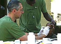 Archivo:A medical doctor with the Spanish Marines renders medical aid to a Haitian Boy DVIDS254507