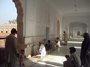 Archivo:Ablution area inside Eastern wall of Badshahi mosque