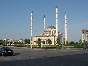 Archivo:Achmat-Kadyrow-Mosche, Grosny 2