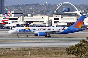 Archivo:Allegiant Air, Boeing 757-204(WL), N905NV - LAX (22176639939)