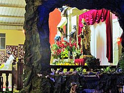 Archivo:Altar de la Iglesia del Señor de Luren en Navidad. Ica