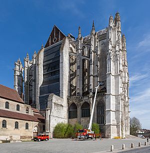 Archivo:Beauvais Cathedral Exterior 3, Picardy, France - Diliff