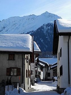 Bergün-Bravuogn - Dorfstraße im Winter.jpg