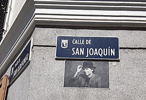 Archivo:Calle San Joaquín (rótulo) + Sabina