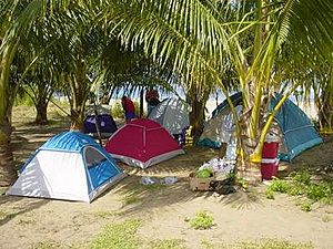 Archivo:CampingNearTheBeach