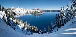 Archivo:Crater Lake winter pano2