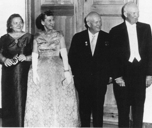 Archivo:Dwight Eisenhower Nikita Khrushchev and their wives at state dinner 1959