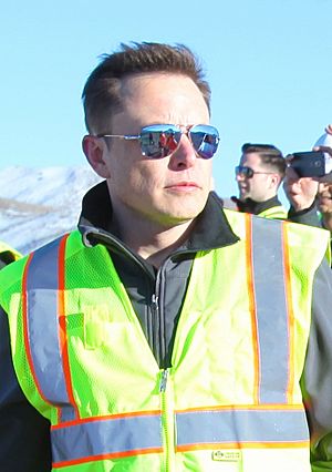Archivo:Elon Musk oveseeing the construction of Gigafactory (16549440890)