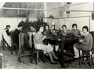 Archivo:Ericsson factory in Getafe, Spain - Manufacturing of telephone lines (1924)