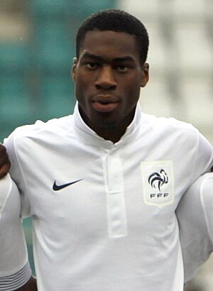 Archivo:France U-19 players vs Spain U-19 (cropped)